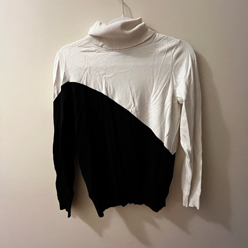 Chic Two-Tone Turtleneck Sweater - Black & White - Picture 2 of 4